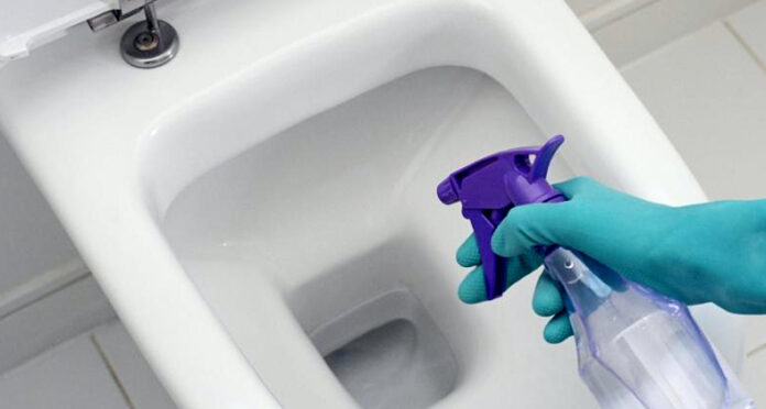 Chất tẩy rửa chuyên dụng giúp xử lý mùi hôi hố ga nhà vệ sinh