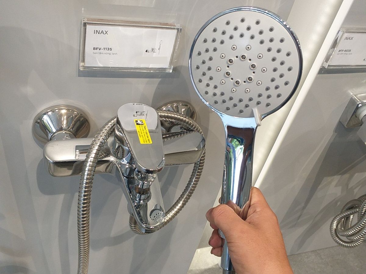Đĩa sứ của vòi sen Inax được thiết kế với độ bền vượt trội và khả năng điều chỉnh lượng nước trong lõi sen tắm