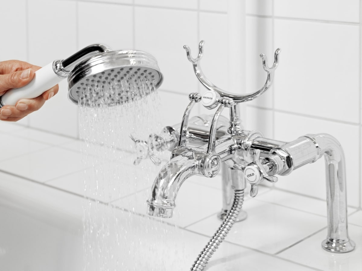 Sen tắm nóng lạnh loại thiết bị nhà tắm được thiết kế để có thể cung cấp nước nóng và lạnh tùy thuộc vào nhu cầu sử dụng của người dùng
