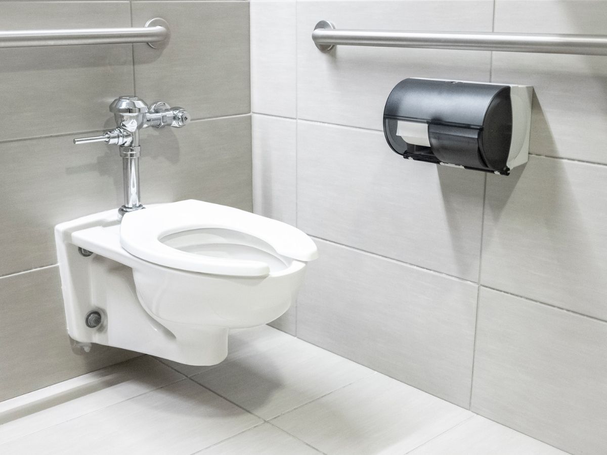 Cần lưu ý đến các yếu tố như kích thước, diện tích, tiêu chuẩn an toàn và cách bố trí khi thi công nhà vệ sinh